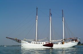 Van Diepen, Waterhuizen Charterschip Woonschip Schoener